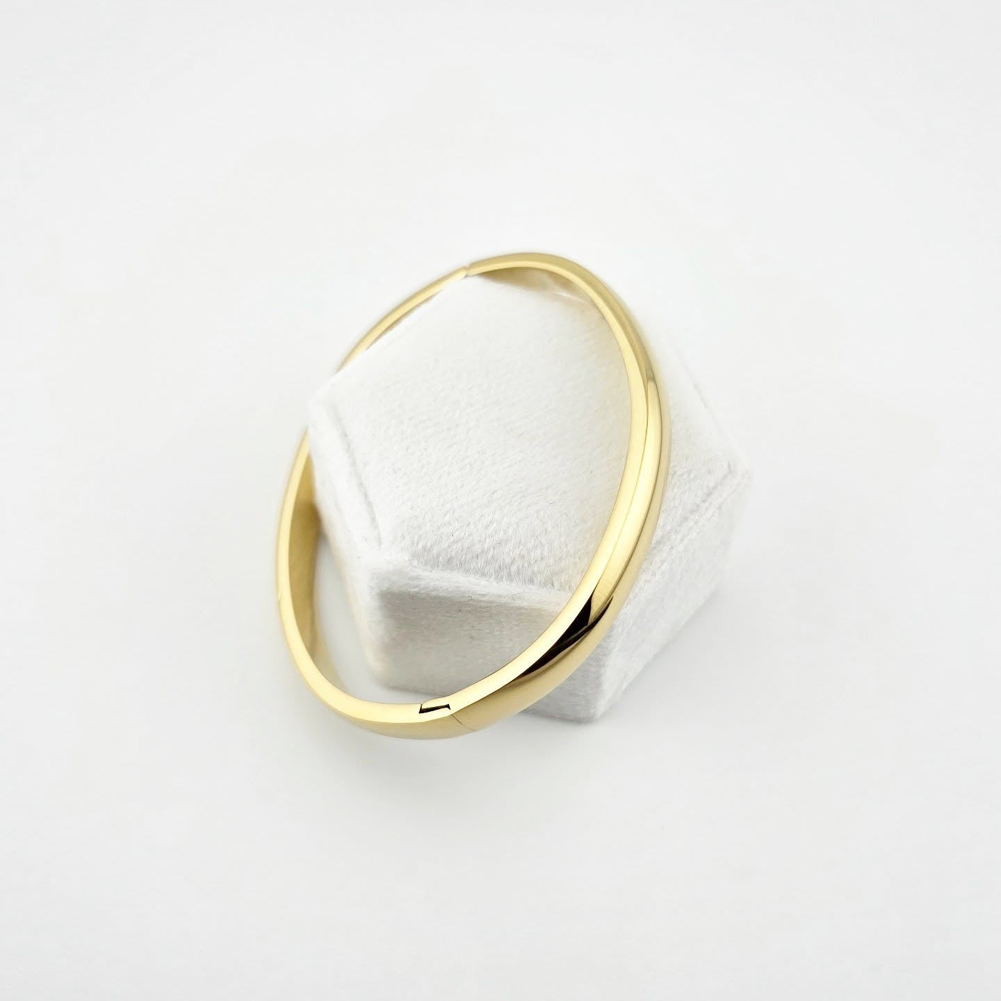 Gold-Tone Bangle – Sleek Oval Fit (7” Wrist)